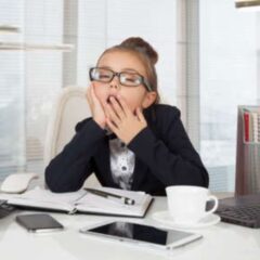 お昼に襲う眠気の正体😪